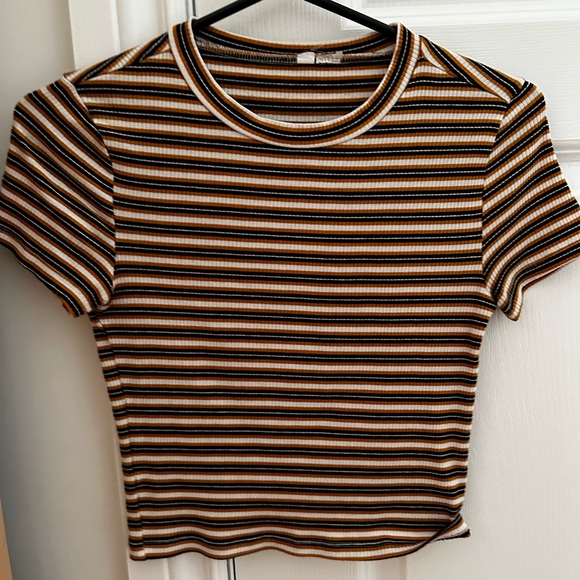 Cropped t-shirt from H&M. Only worn a few times. Great condition. - Picture 1 of 2